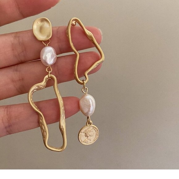 High Baroque Vintage Asymmetrical Matte Pearl Earrings - Picture 4 of 5